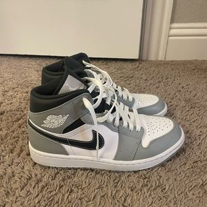 Air Jordan 1 Mid ‘Light Smoke Grey’